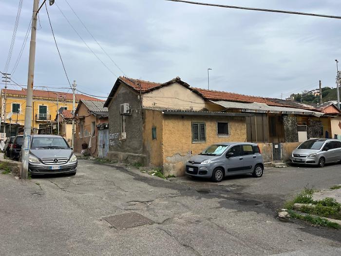 Spiraglio per i residenti di via La Rocca: case assegnate, ma al momento restano nel degrado