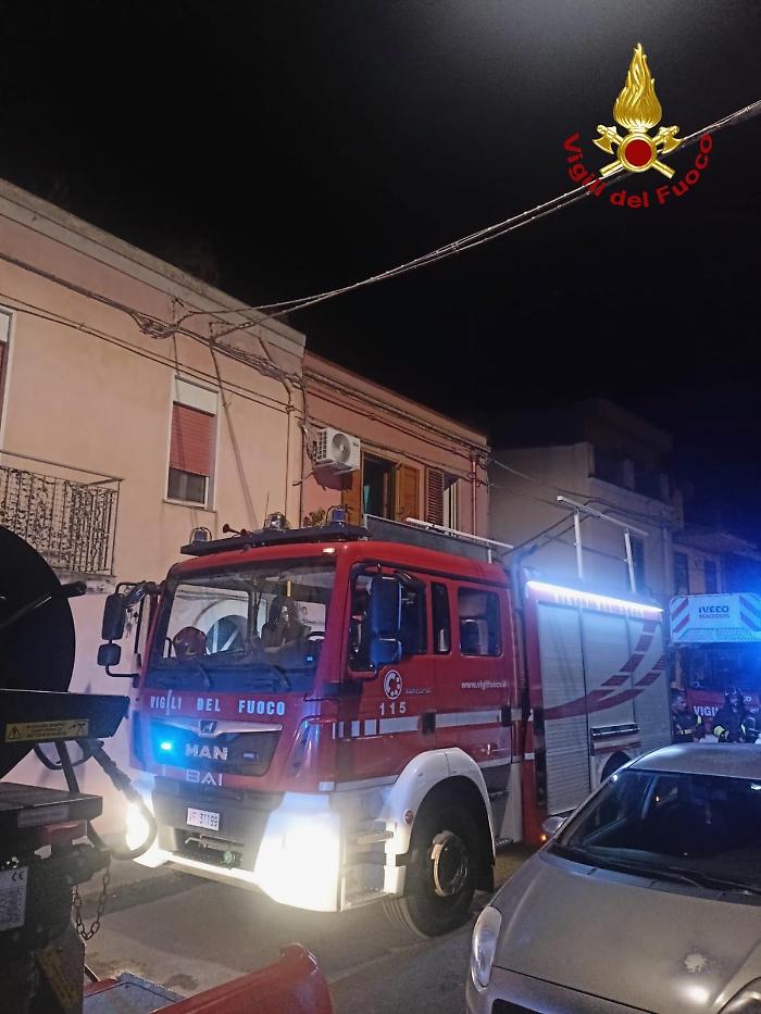Incendio in casa a San Filippo del Mela: vigili del fuoco domano il rogo, nessun ferito