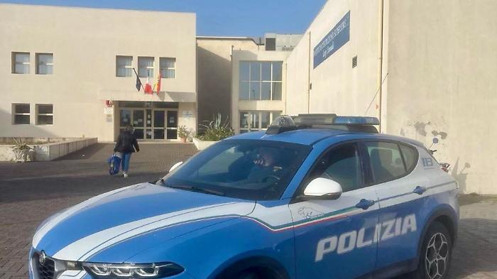 Furti nelle scuole, blitz della Polizia al liceo Einaudi: fermato un 28enne