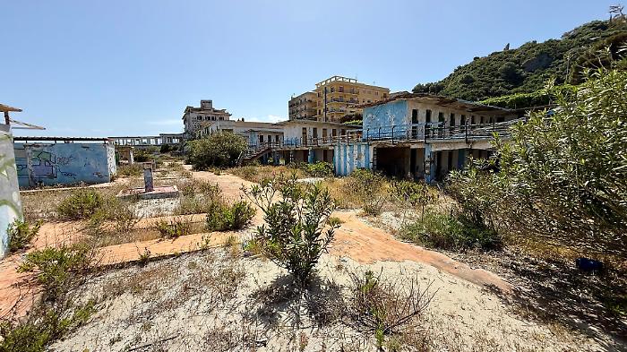 Mortelle: l'ex hotel Giardino delle Palme tra degrado e paralisi burocratica