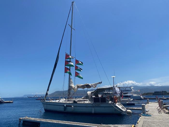&laquo;Se non ci fanno arrivare nella Striscia, la porteremo qui&raquo;: la Freedom Flotilla fa tappa a Messina