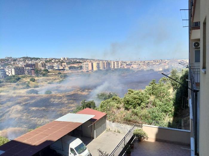 Catania,  bruciano gli orti di Cibali: fiamme alimentate dal vento