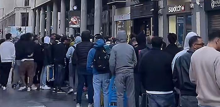 Corsa al "Royal Pop": a Palermo file notturne per avere l'esclusivo orologio da taschino, il sold out il meno di tre ore