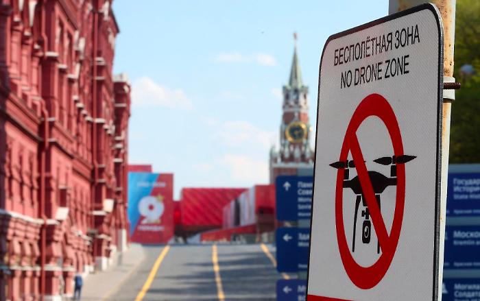 Massiccio attacco di droni ucraini sulla Russia: colpita anche Mosca, si contano vittime e feriti