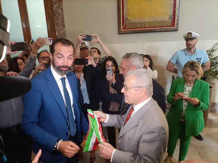 Basile proclamato sindaco, bis trionfale con 64.512 voti: "Stavolta &egrave; diverso"