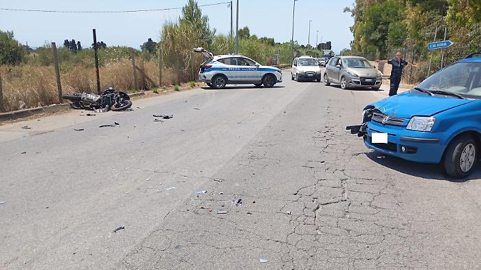 Scoglitti, scontro auto-moto: ferito un centauro