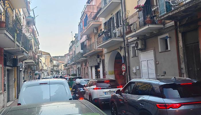 Viabilit&agrave; a Giardini Naxos, caos quotidiano: urge trovare la soluzione