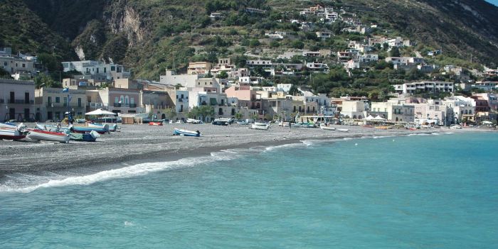 Tragedia a Lipari: turista 59enne colto da malore muore in mare davanti a Canneto
