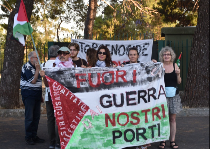 Versi e striscioni al Teatro Greco: 3.000 poesie per la Palestina durante I Persiani