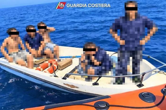 Panico al largo di Trapani per cinque minorenni rimasti bloccati su un natante a remi