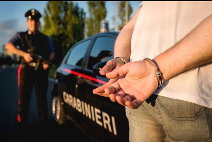 Finto carabiniere aggredisce una pensionata per rubarle l'oro: arrestato in flagrante