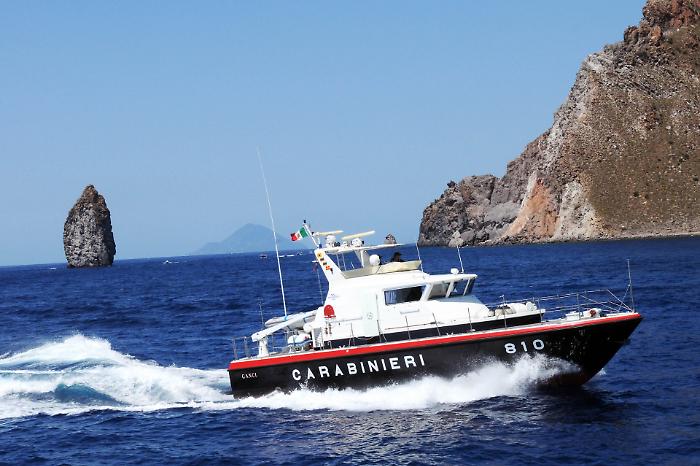 Paura al largo di Filicudi: scontro in mare tra un catamarano pieno di turisti e un peschereccio