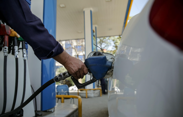 Benzina e diesel, il conto dell&rsquo;estate si fa pi&ugrave; pesante: Brent oltre 90 dollari e prezzi alla pompa in nuova accelerazione