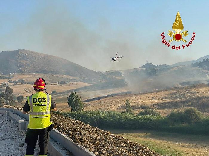 Ondata di caldo in Sicilia, inferno nel Palermitano tra black out elettrici e incendi
