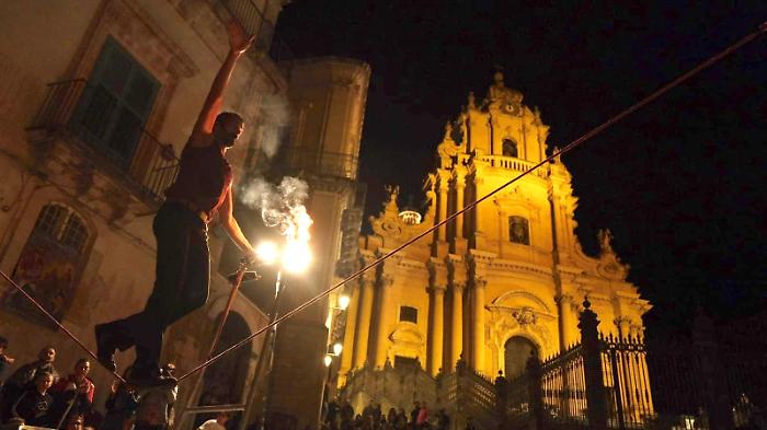 Colpo di scena a Ragusa, Ibla Buskers si ferma per un turno
