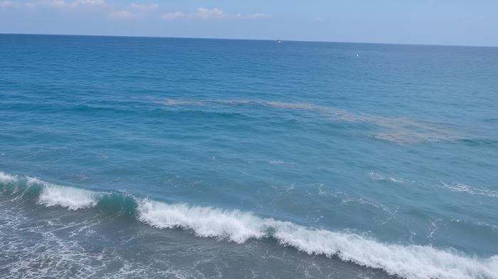 Marea di liquami nel mare della bandiera blu: allarme a Mazzeo
