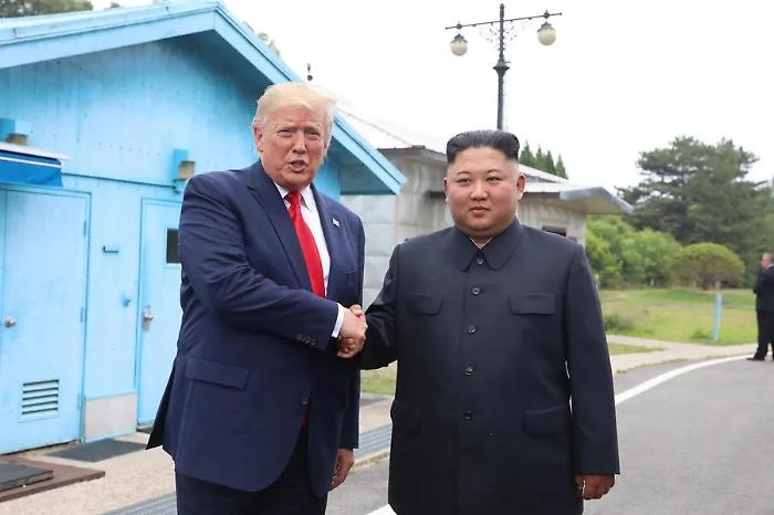 Trump d&agrave; lo stop alle esercitazioni con la Corea del Sud per non irritare Kim Jong Un  