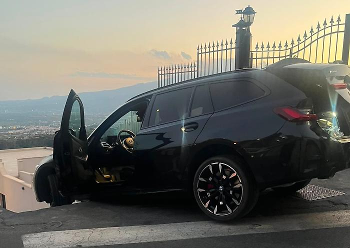 Turista scambia una scalinata per una discesa e resta "appesa" sull'auto 