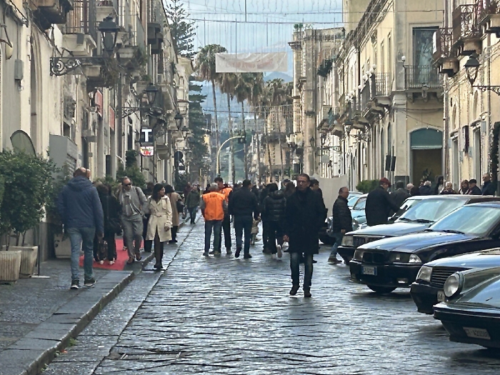 Giarre, l'isola pedonale in corso Italia promossa (quasi) a pieni voti