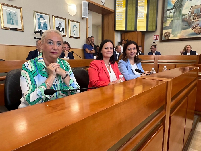 Nella citt&agrave; del "mattone selvaggio" &egrave; scontro politico in aula sugli immobili abusivi