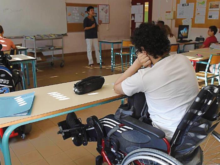 Scuola, a Palermo 266 studenti disabili senza assistenza. L'opposizione: "Fuga degli operatori Asacom, il Comune acceleri sui compensi"