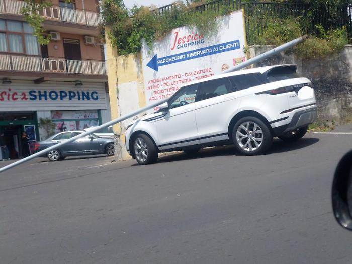 Palo della luce cade su un'auto in sosta: nessun ferito
