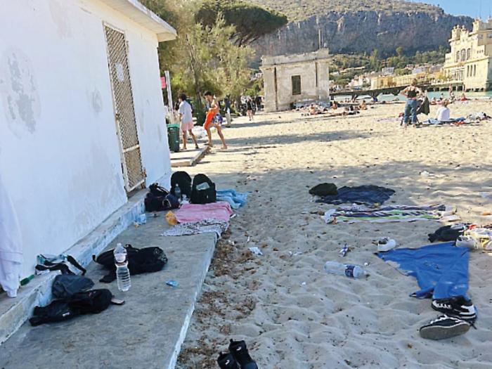Vigilia di sole nella borgata di Mondello: la spiaggia senza cabine e i bagnanti divisi sul futuro dei lidi balneari
