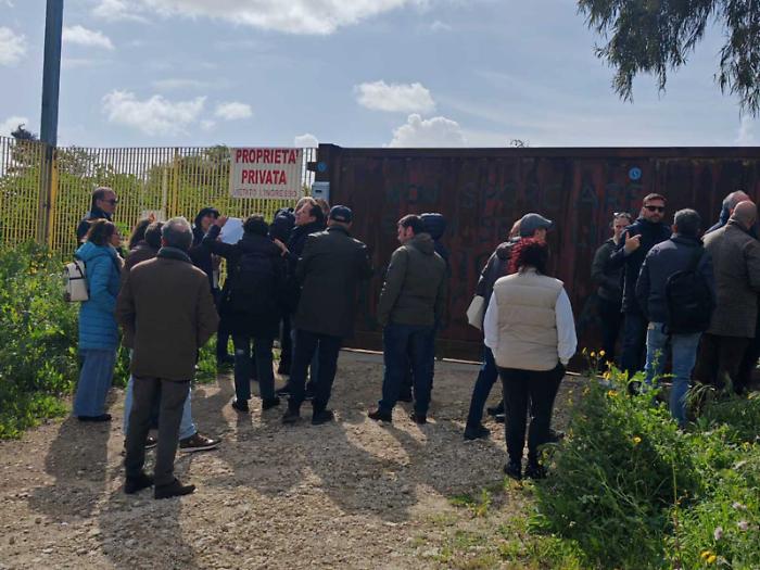 &laquo;Il cancello si deve riaprire&raquo;: sindaco ordina la riapertura dell'accesso al mare sbarrato