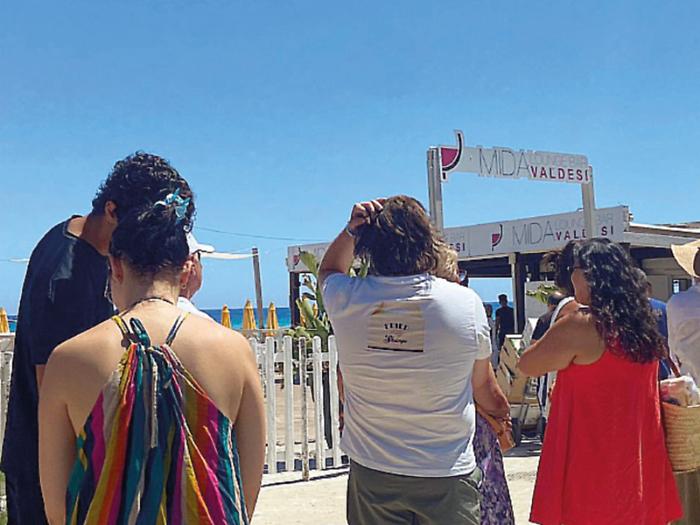 Mondello, primi due lidi aperti e tanta spiaggia libera in pi&ugrave;: si spacca il fronte dei bagnanti ma &egrave; subito sold out