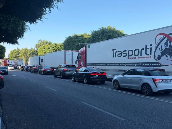 Il dramma dell'esodo di chi deve lasciare la Sicilia: un porto a met&agrave;, la burocrazia che rallenta e i camion che paralizzano la citt&agrave;
