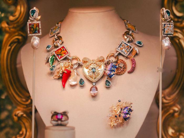 I gioielli da favola di Dolce & Gabbana: gemme, diamanti, maioliche, putti