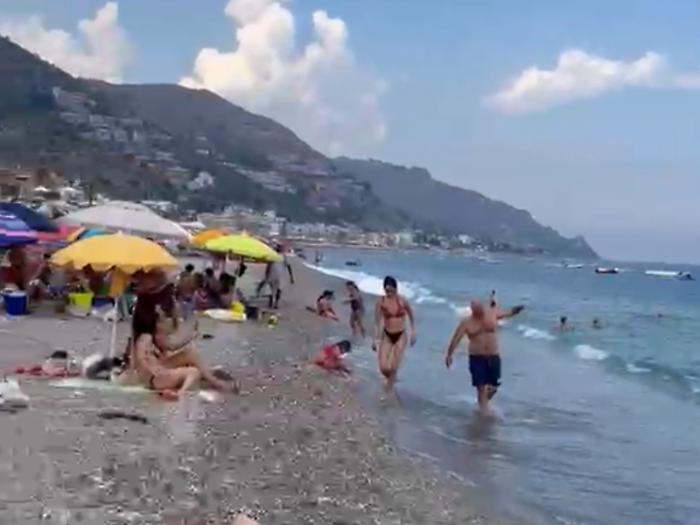 Taormina, scie maleodoranti e non solo: il mare di Mazzeo chiede aiuto