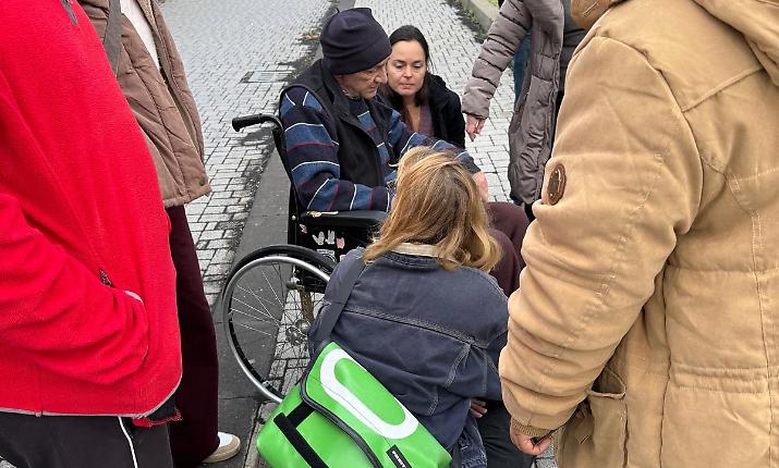 Continua l'odissea ambulanze a Stromboli, dopo il caso di Viviano, un anziano costretto in carrozzina sotto la pioggia