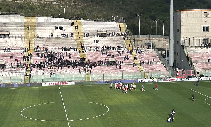 Messina ribaltato in casa, esce tra i fischi: "Togliete la maglia"