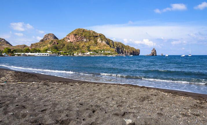 Allarme a Vulcano: la spiaggia di sabbia nera rischia di scomparire. Comitato scrive alle Istituzioni