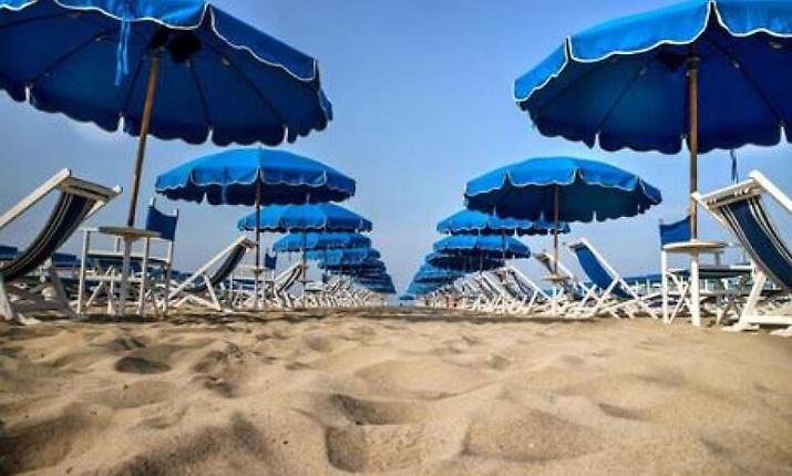 Gioca in spiaggia con gli amichetti e viene adescato dall'orco: un arresto per abusi sessuali nel Messinese