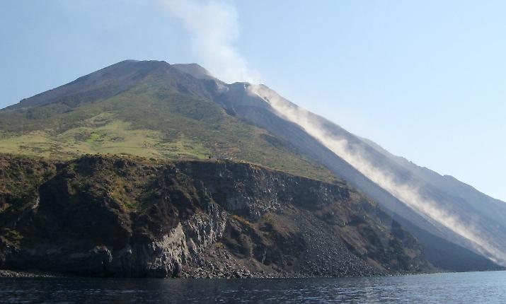 Stromboli, aumenta l'attivit&agrave; effusiva: la colata ha raggiunto la linea di costa